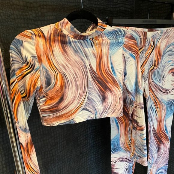 Printed Set w/ crop top and leggings - Picture 1 of 2